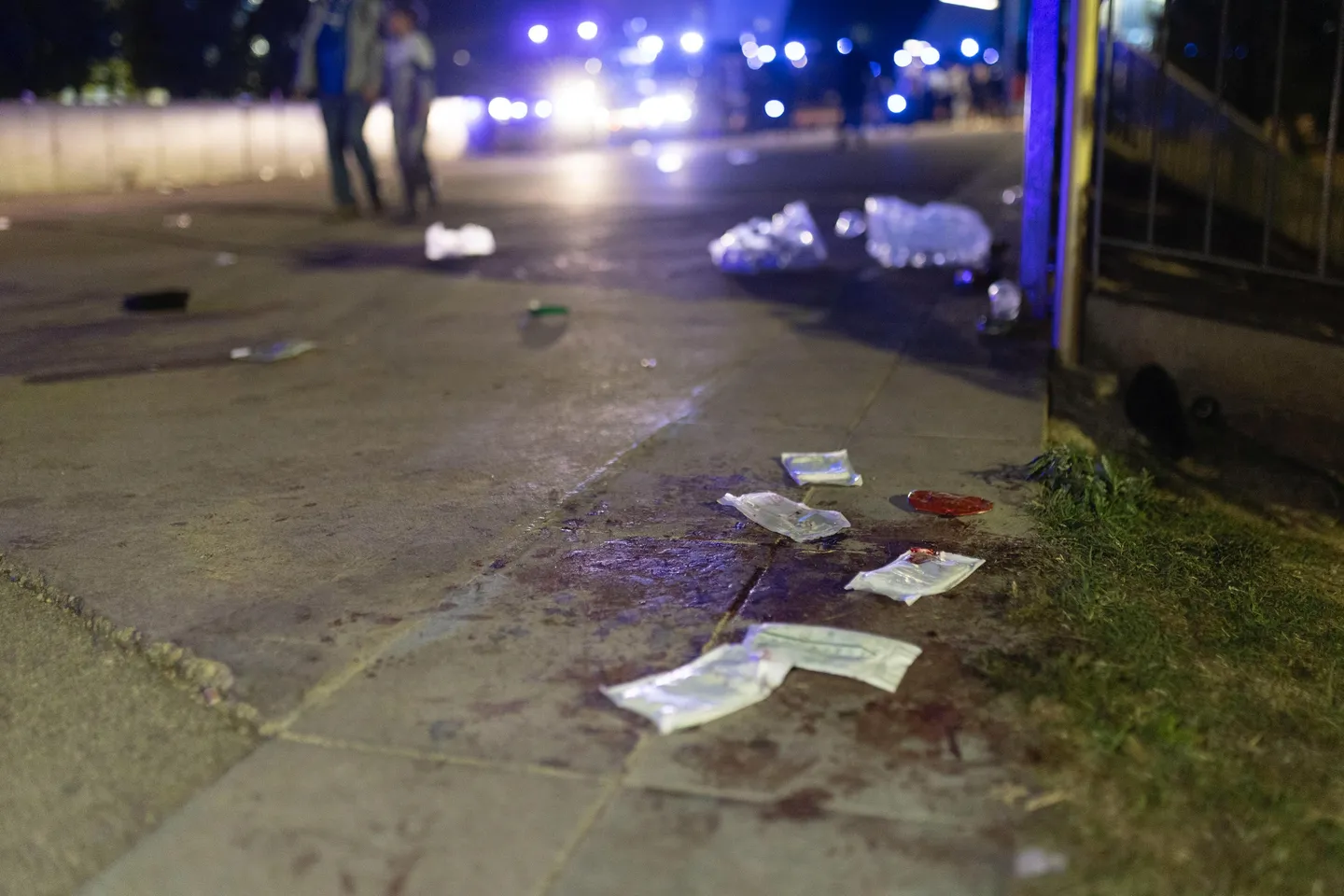Auto fährt in Barcelona durch Menge wartender Fußballfans